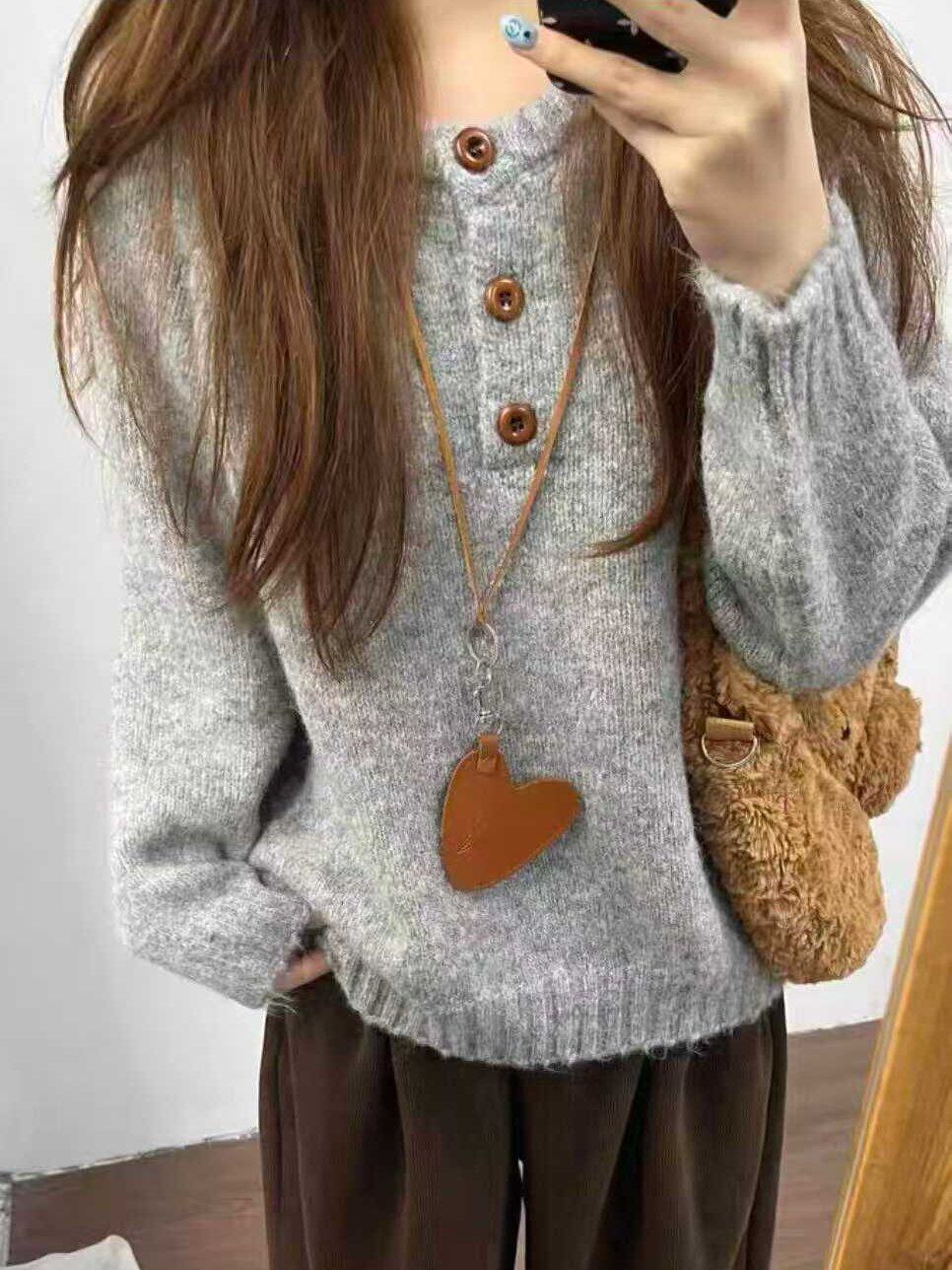 sd20250070 ヘンリーネックボタンニット